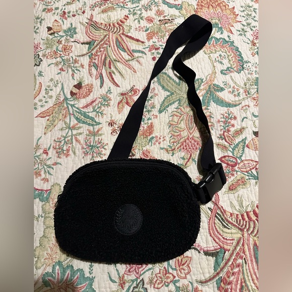 Victoria's Secret PINK Sherpa Cozy Fleece Fanny Pack Crossbody Black. Preowned - Picture 3 of 10